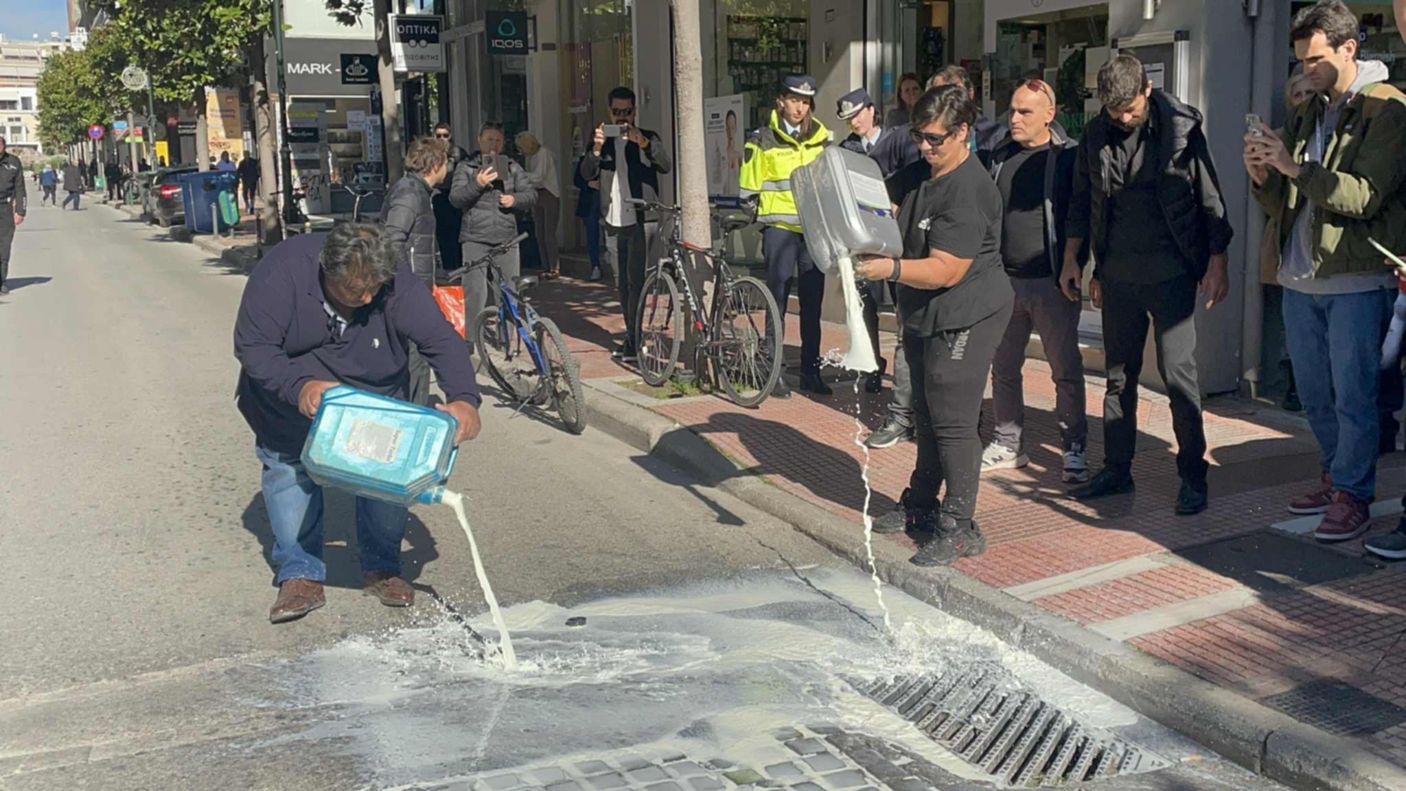 Λάρισα: Σε απεργία πείνας κτηνοτρόφος έξω από το γραφείο του Χρήστου Κέλλα