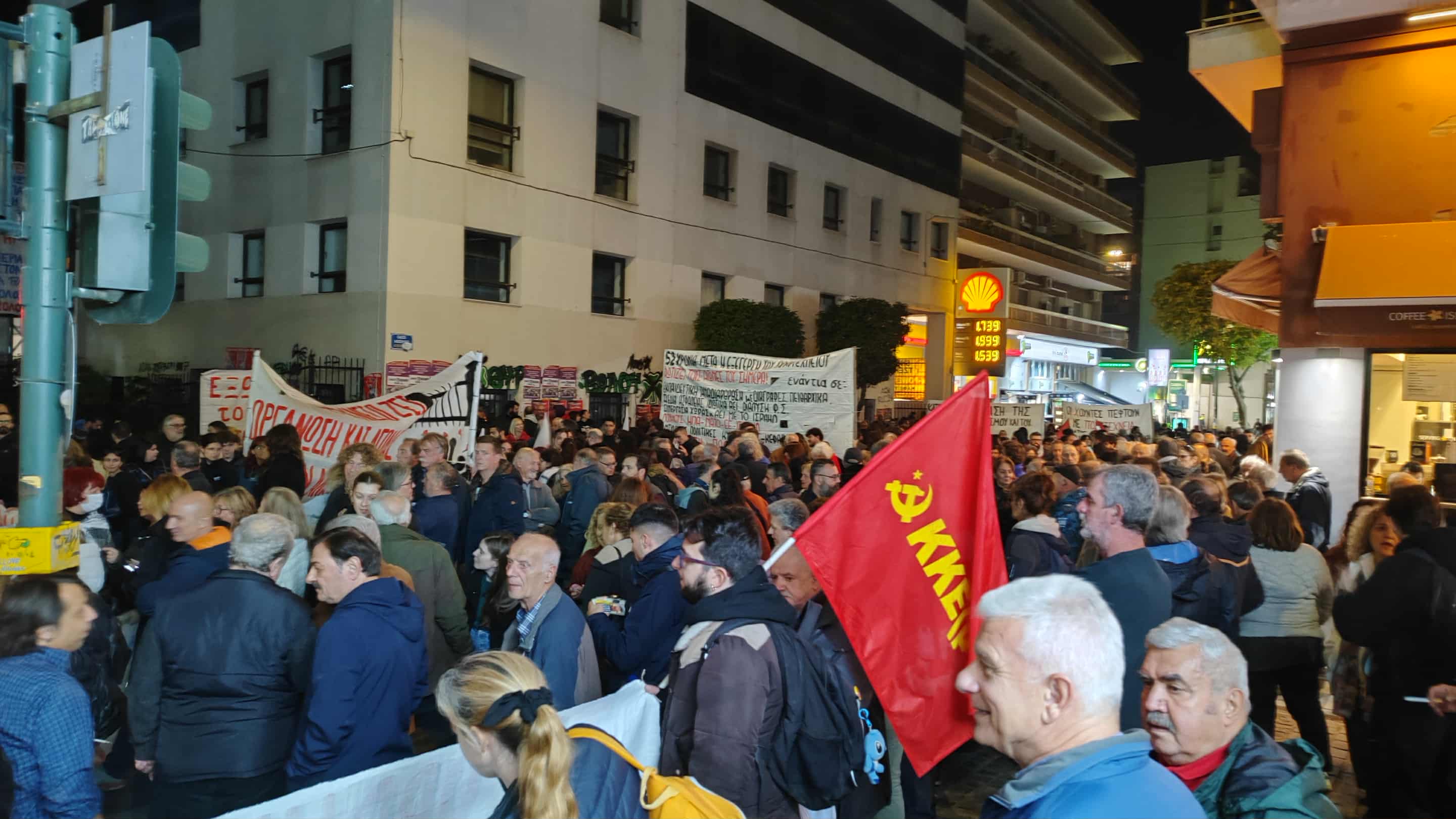 Βόλος: Σε εξέλιξη η πορεία για το Πολυτεχνείο χωρίς -εκτροπα προς το παρόν (ΦΩΤΟ)