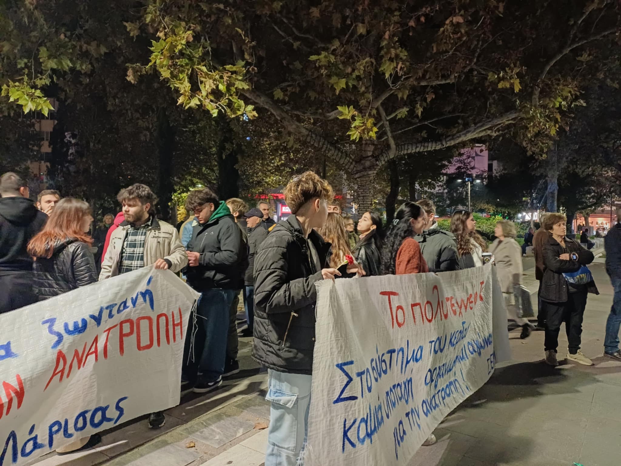 Με συνθήματα για δημοκρατία. ειρήνη, δικαιοσύνη η μεγάλη συγκέντρωση για το Πολυτεχνείο στην κεντρική παλτεία (ΦΩΤΟ)