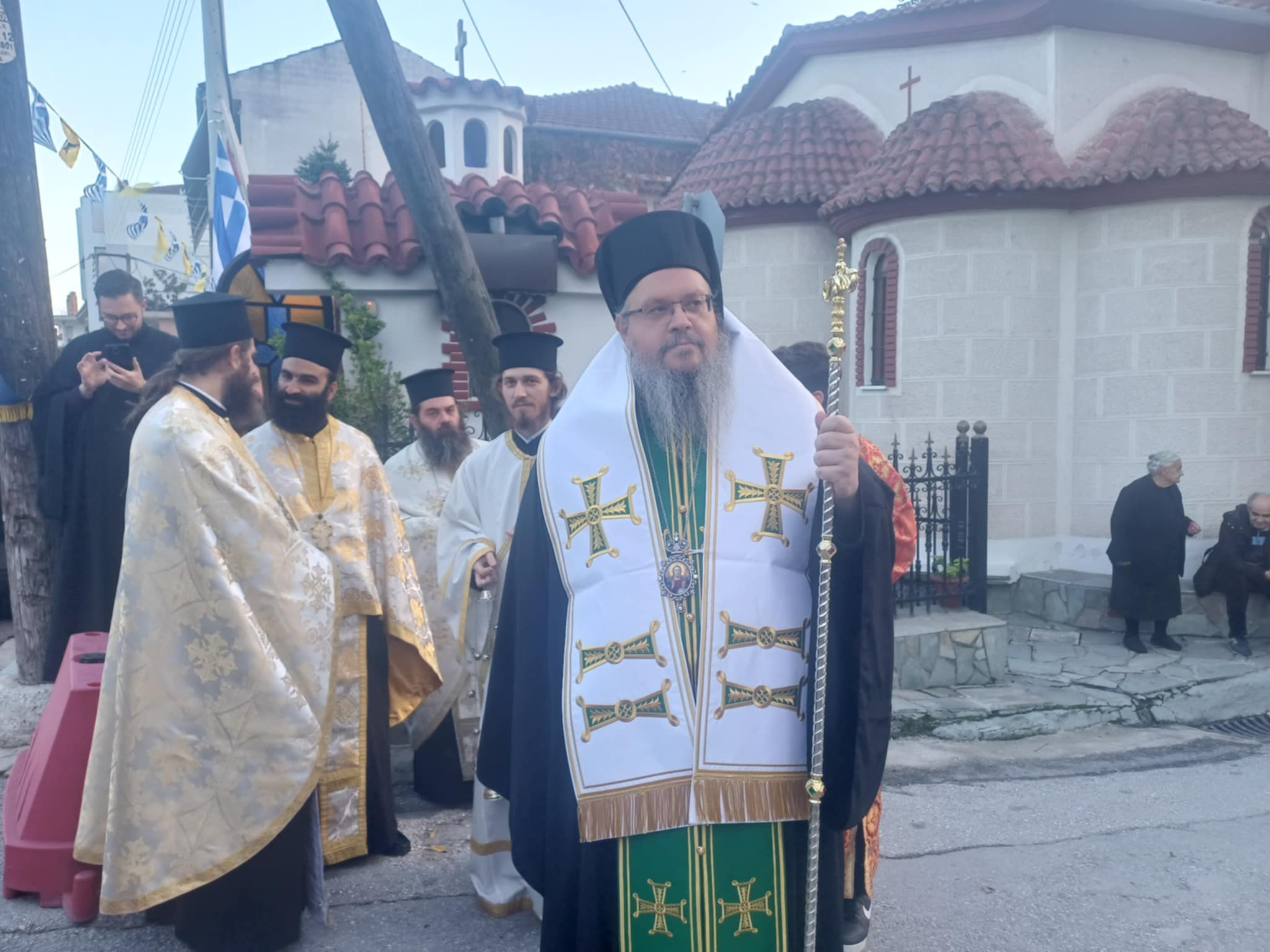 Πλήθος πιστών στη Λάρισα υποδέχτηκε τμήμα του Ιερού λειψάνου του Αγίου Στυλιανού (ΦΩΤΟ+video)