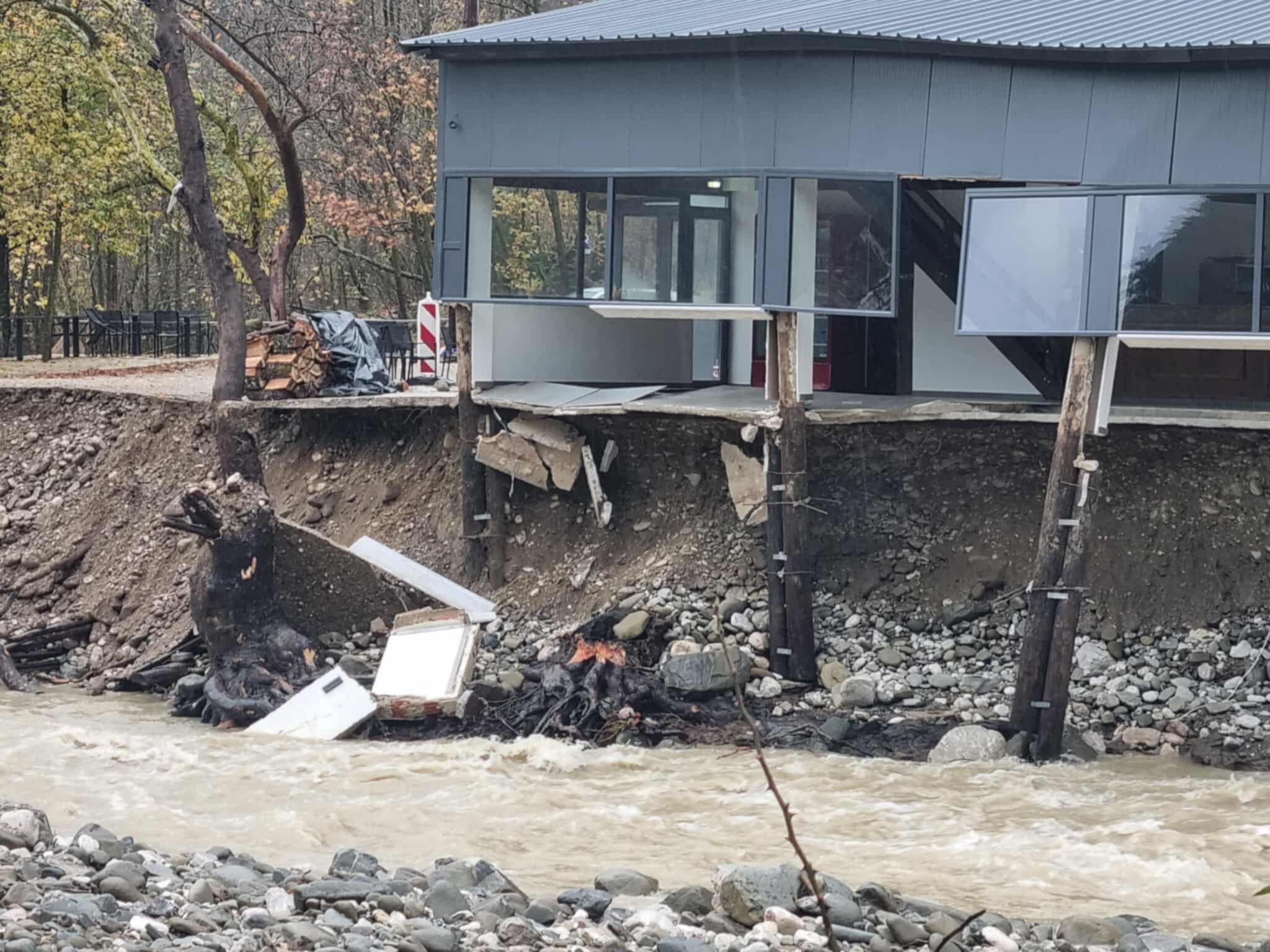 Η επόμενη ημέρα στον Ασπτροπόταμο- τεράστιες ζημιές , οικισμοί αποκλεισμένοι, δρόμοι απροσπέλαστοι (ΦΩΤΟ+video)