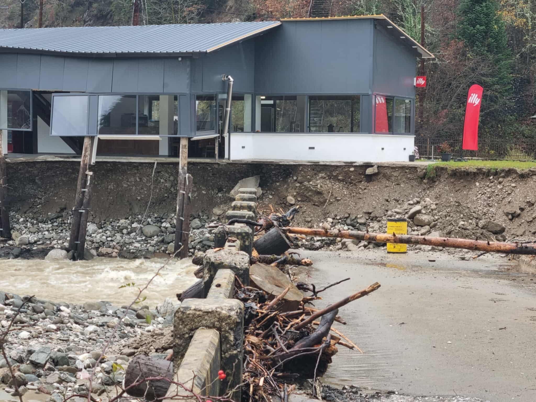 Αποκλεισμένα χωριά στον Ασπροπόταμο – Ζημιές στο οδικό δίκτυο από την κακοκαιρία