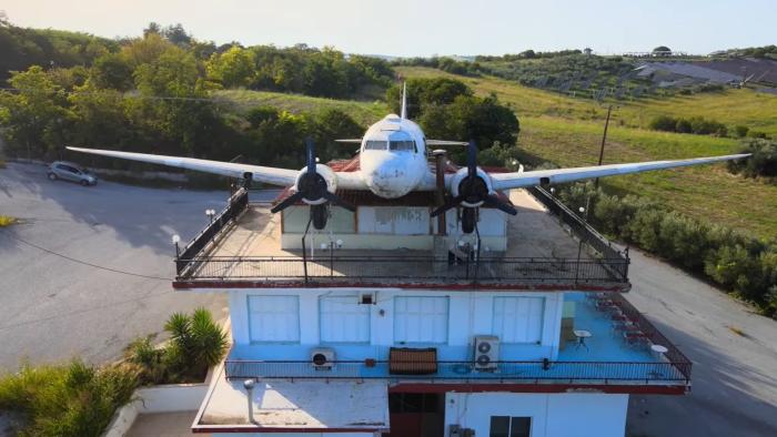 Το μοναδικό αεροπλάνο στον κόσμο που «προσγειώθηκε» σε ταράτσα βρισκόταν στην Ελλάδα -Η απίστευτη ιστορία του «Καφέ Αεροπλάνο