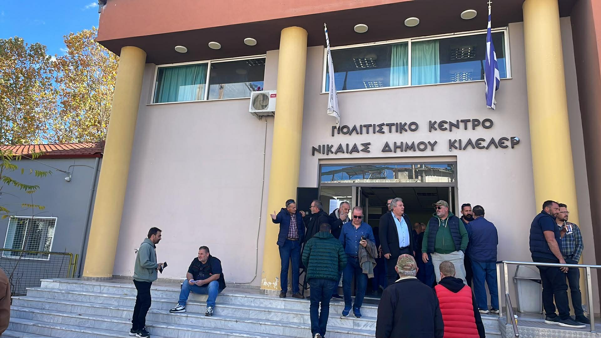 Χριστούγεννα στα μπλόκα αποφασίζουν οι αγρότες στη σύσκεψη της Πανελλαδικής στη Νίκαια (ΦΩΤΟ)