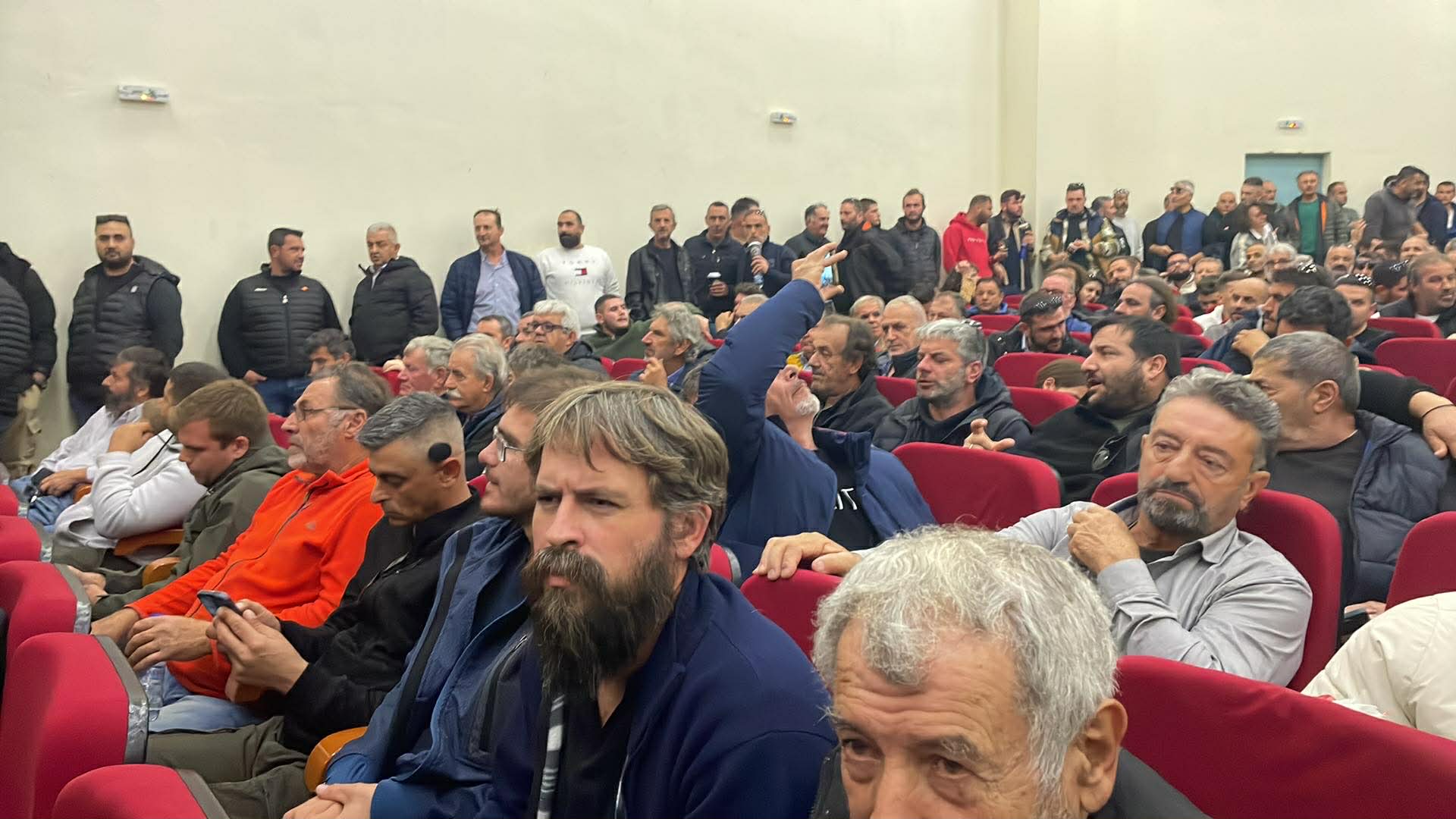 Σκληρά μπλόκα, κλείσιμο τελωνείων, λιμανιών και αεροδρομίων -στις 30 Νοεμβρίου βγαίνουν τα τρακτερ