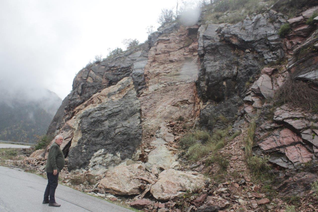 Κατολισθητικά φαινόμενα στην περιοχή Γαρδικίου και Αθαμανίας  δημιούργησαν προβλήματα στο οδικό άξονα (ΦΩTO)    