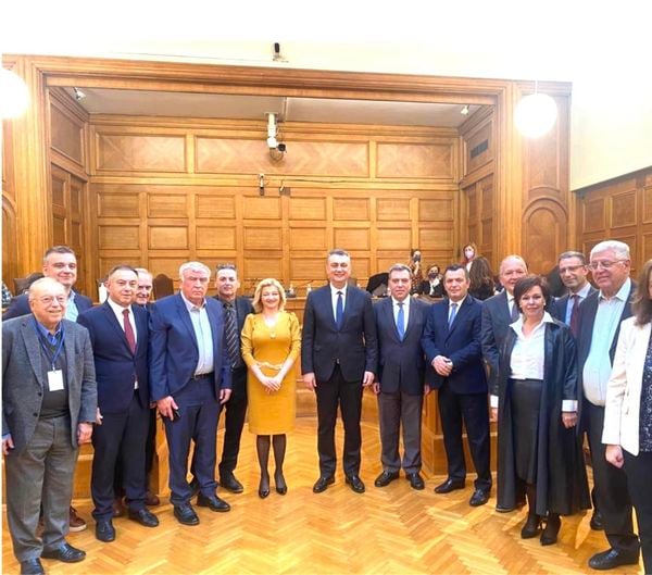 Για  πόσο  ακόμη  «η  μπάλα  στην   εξέδρα» ;