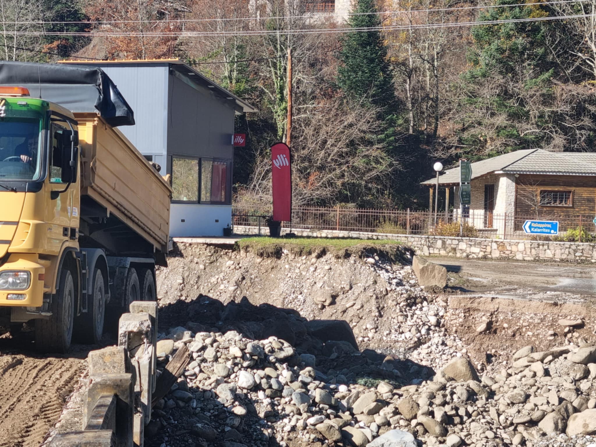 Συνεχίζονται εργασίες αποκατάστασης στον Ασπροπόταμο εν αναμονή νέου κύματος από αύριο (ΦΩΤΟ+video)