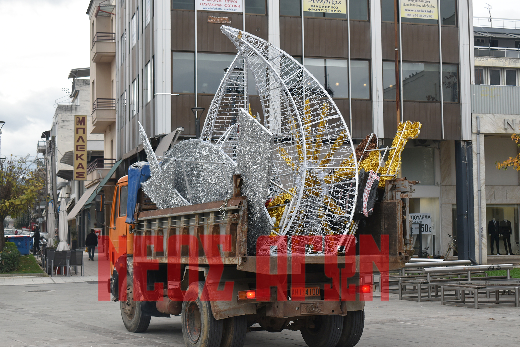 Καρδίτσα: Σε εξέλιξη ο στολισμός της κεντρικής πλατείας (φωτο+video)