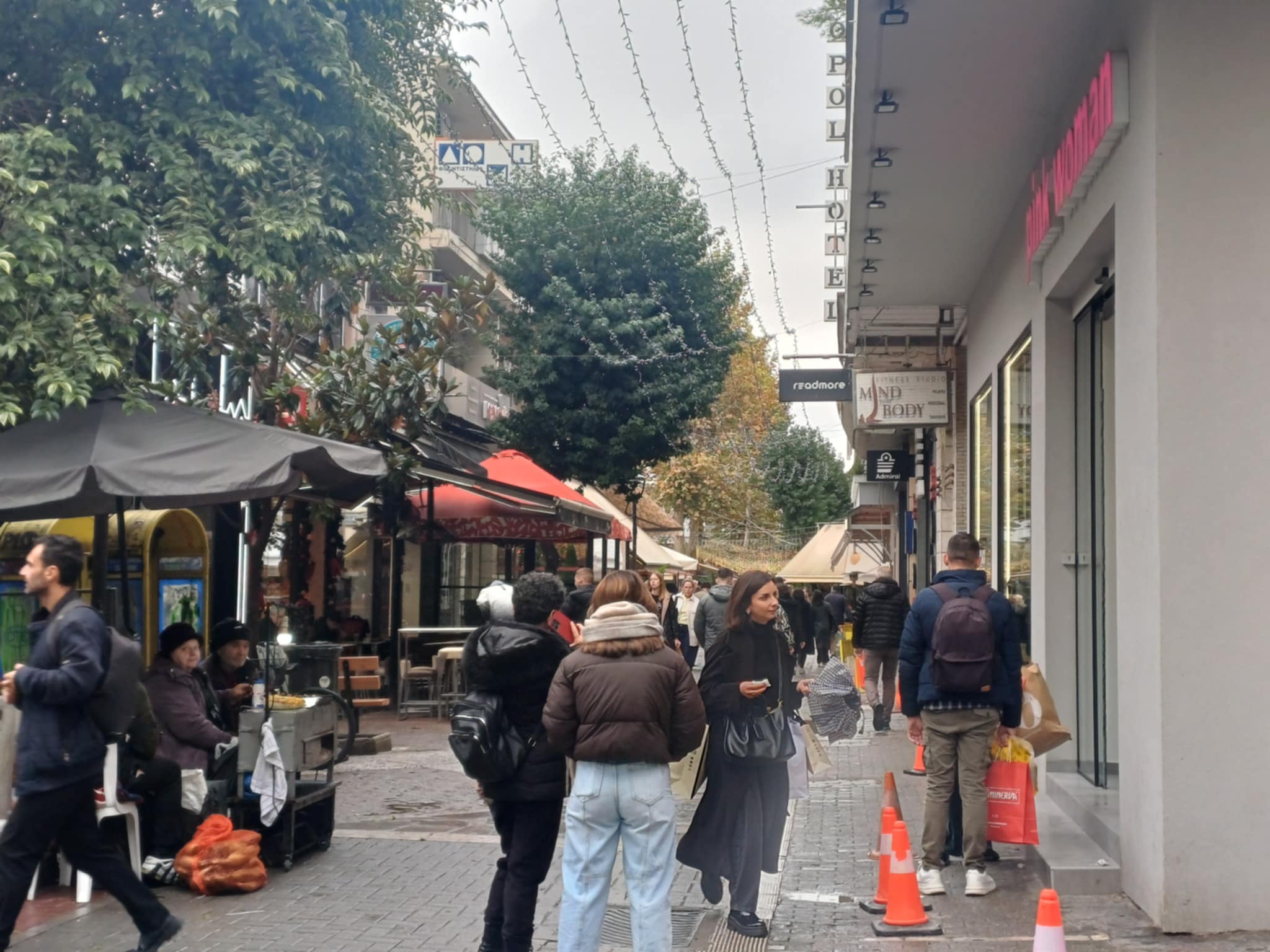 Σε ρυθμούς Black Friday η αγορά της Λάρισας παρά το ψιλόβροχο (ΦΩΤΟ)