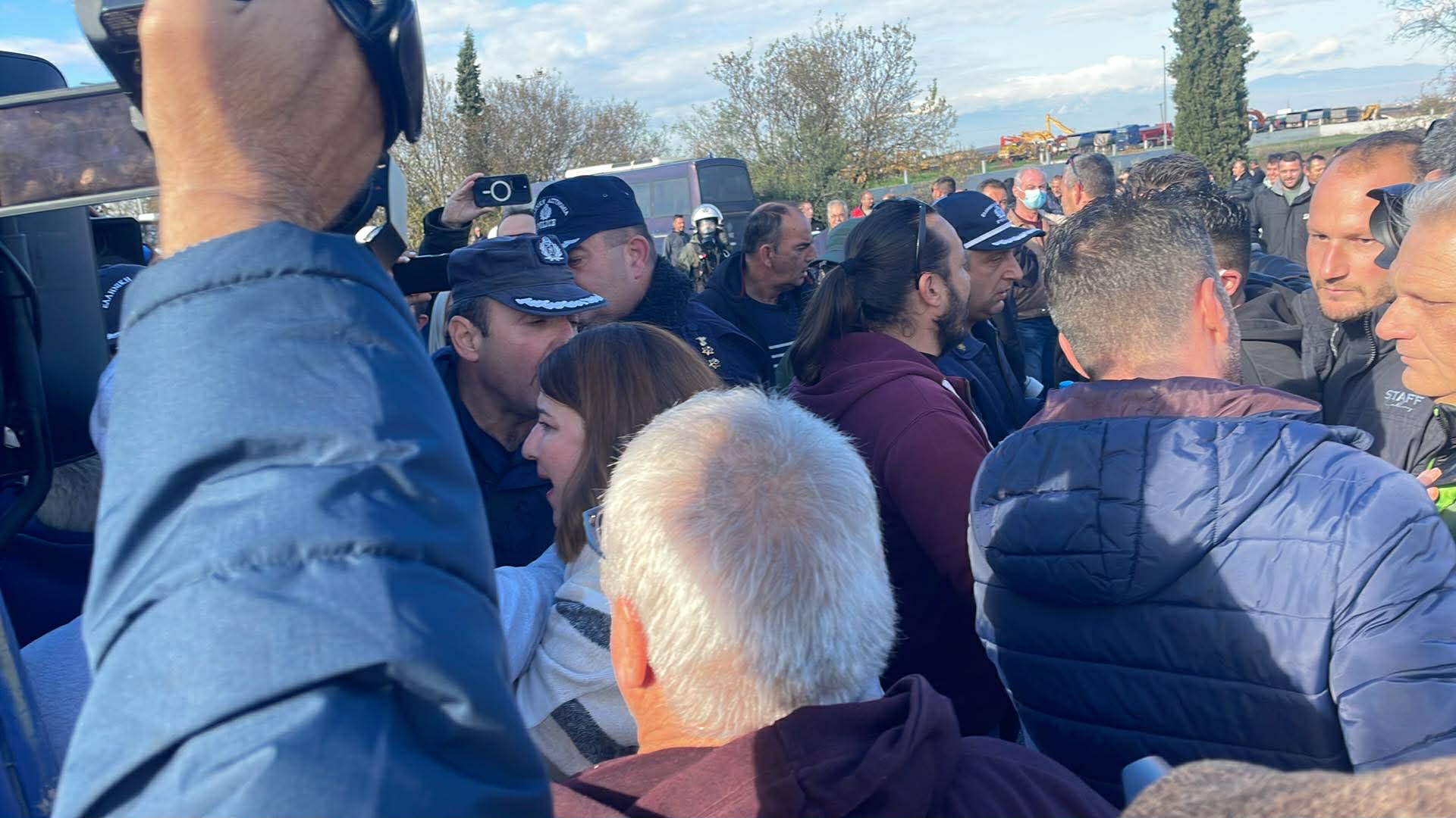 Επεισοδιακά ξεκίνησαν τα μπλόκα των αγροτών με την Αστυνομία: Χημικά σε Νίκαια και Πλατύκαμπο - Δείτε βίντεο