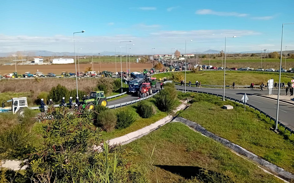 “Λύσεις εδώ και τώρα ζητούν” οι αγρότες της Καρδίτσας που παραμένουν πάνω στον Ε 65 (φωτο +video)