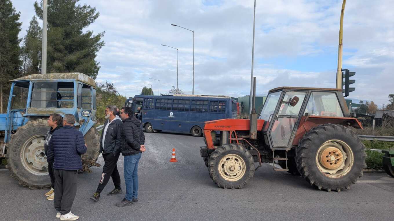 Απεκλεισαν και την ΠΑΘΕ οι αγρότες στη Νίκαια μετά τον Ε-65- κομμένη στα δύο η Ελλάδα (ΦΩΤΟ+video)