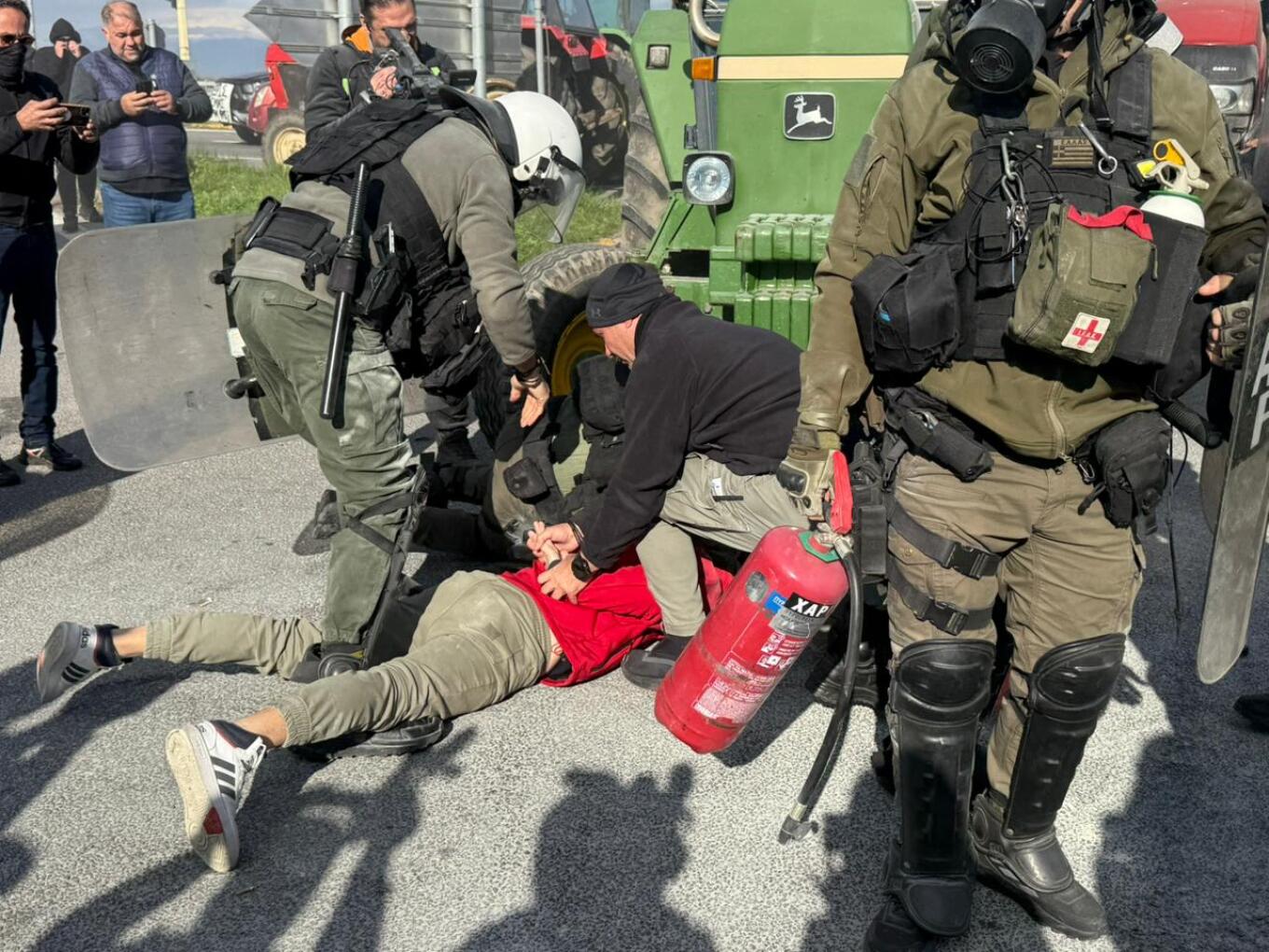 Τρεις συλλήψεις στα επεισόδια με ΜΑΤ και αγρότες στη Λάρισα