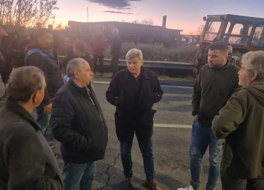 Φαραντούρης από το μπλόκο Νίκαιας: «Η αδιαφορία και η διαφθορά σκοτώνουν τον πρωτογενή τομέα»