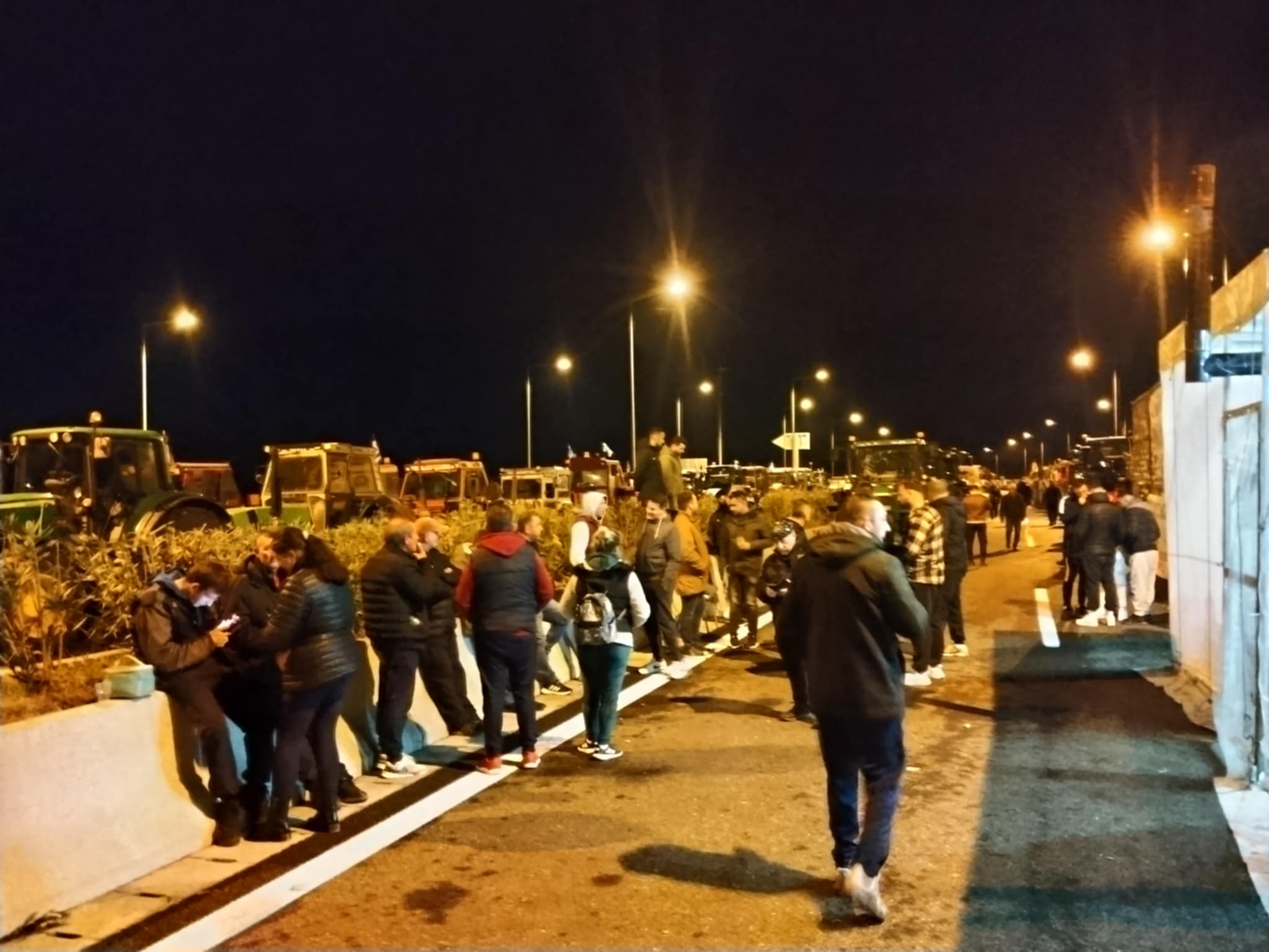 Οργανώνονται στο μπλόκο του Ε65 και δηλώνουν αποφασισμένοι να μείνουν όσο χρειαστεί οι αγρότες της Καρδίτσας