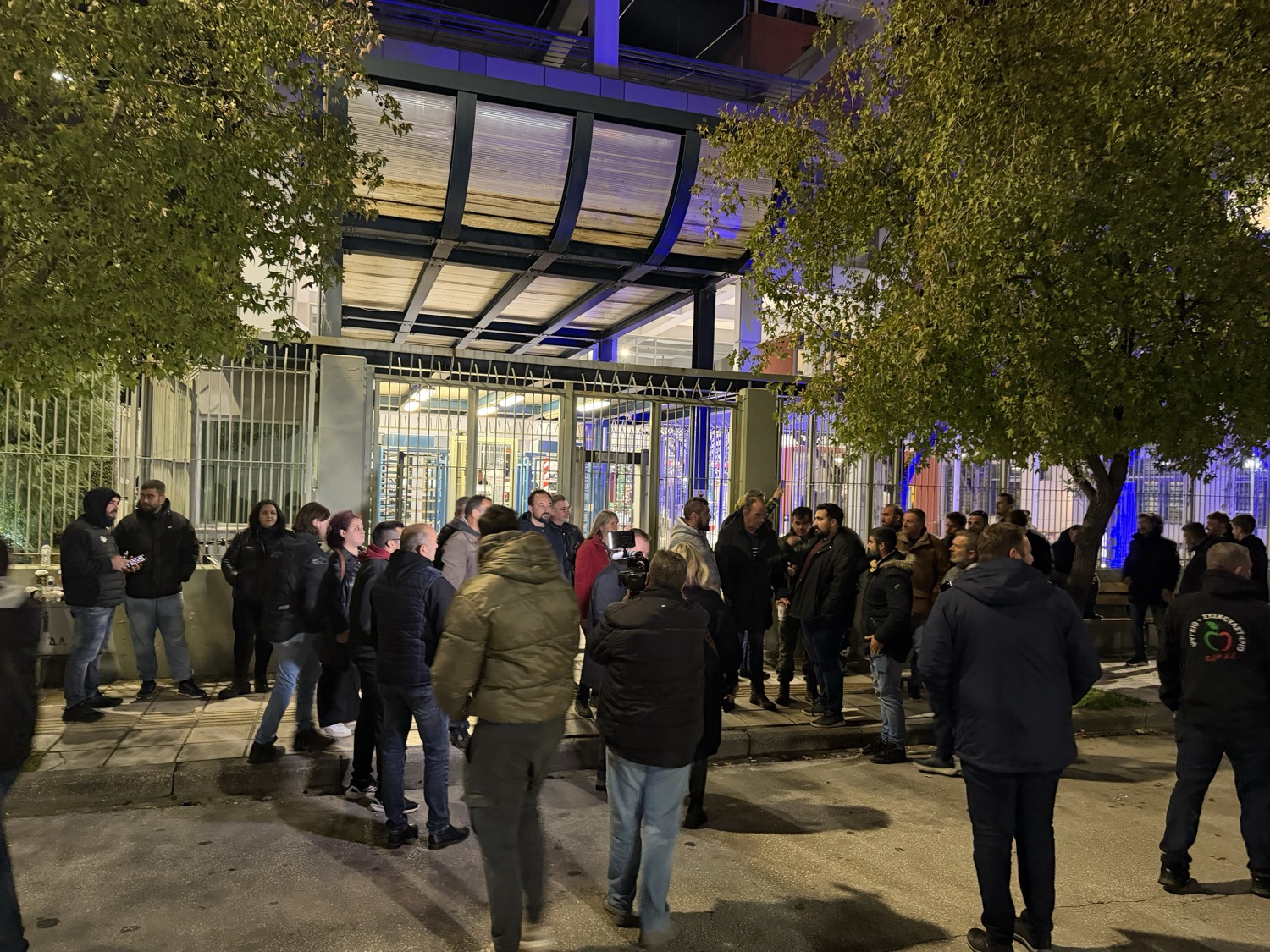 Tρεις συλλήψεις αγροτών, δύο τραυματίες αστυνομικοί και διαδήλωση αγροτών το βράδυ έξω από την Αστυνομική Διεύθυνση