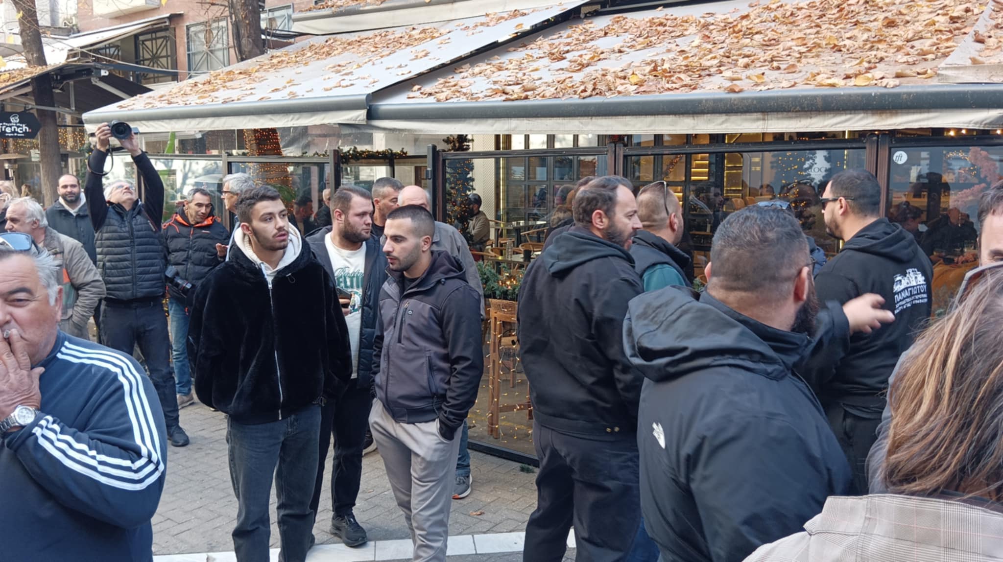 Συγκέντρωση αλληλεγγύης αγροτών για τους τρεις συλληφθέντες που οδηγούνται στο αυτόφωρο (ΦΩΤΟ)