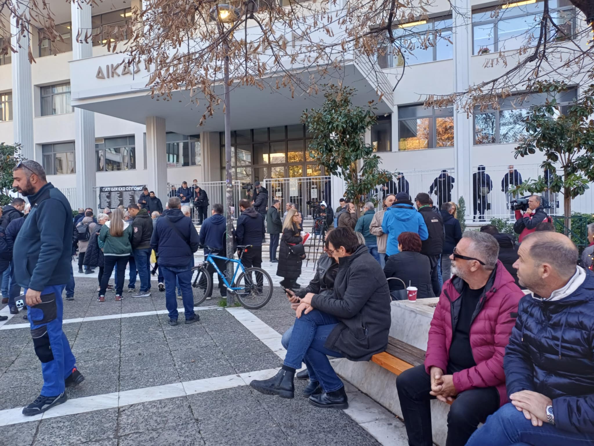Δεκάδες αγρότες έξω από τα δικαστήρια αλληλέγγυοι στους συλληφθέντες που έφτασαν στο Μεταγωγών (ΦΩΤΟ)