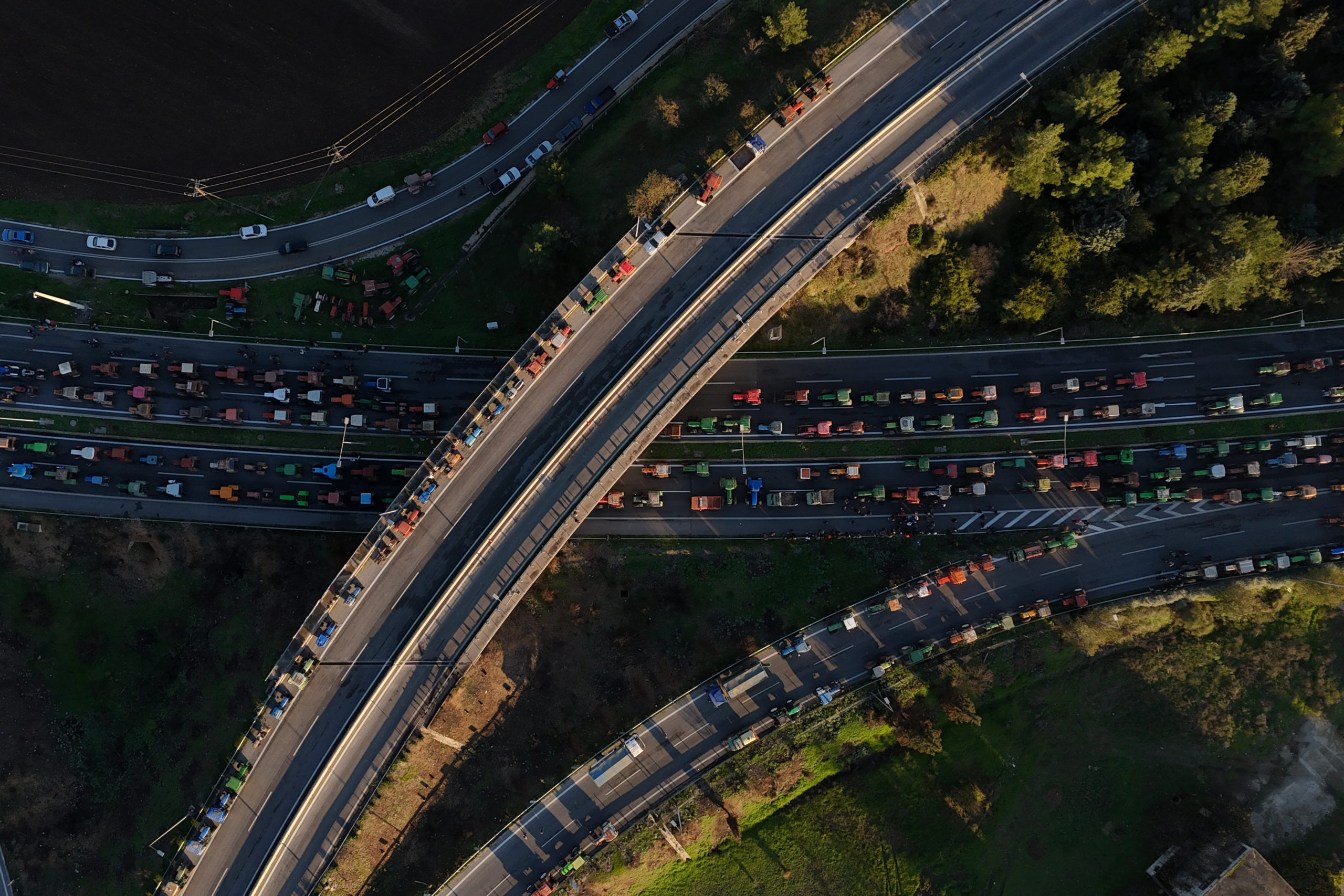 «Τα τρακτέρ ήρθαν για να μείνουν»: Αποφασισμένοι να συνεχίσουν τις κινητοποιήσεις οι αγρότες
