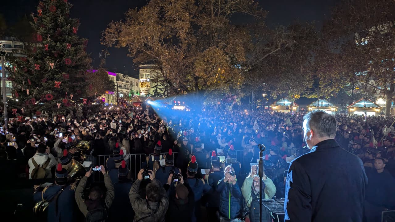 Δήμος Λαρισαίων: Φαντασμαγορική τελετή για το άναμμα του χριστουγεννιάτικου δέντρου (ΦΩΤΟ+video)