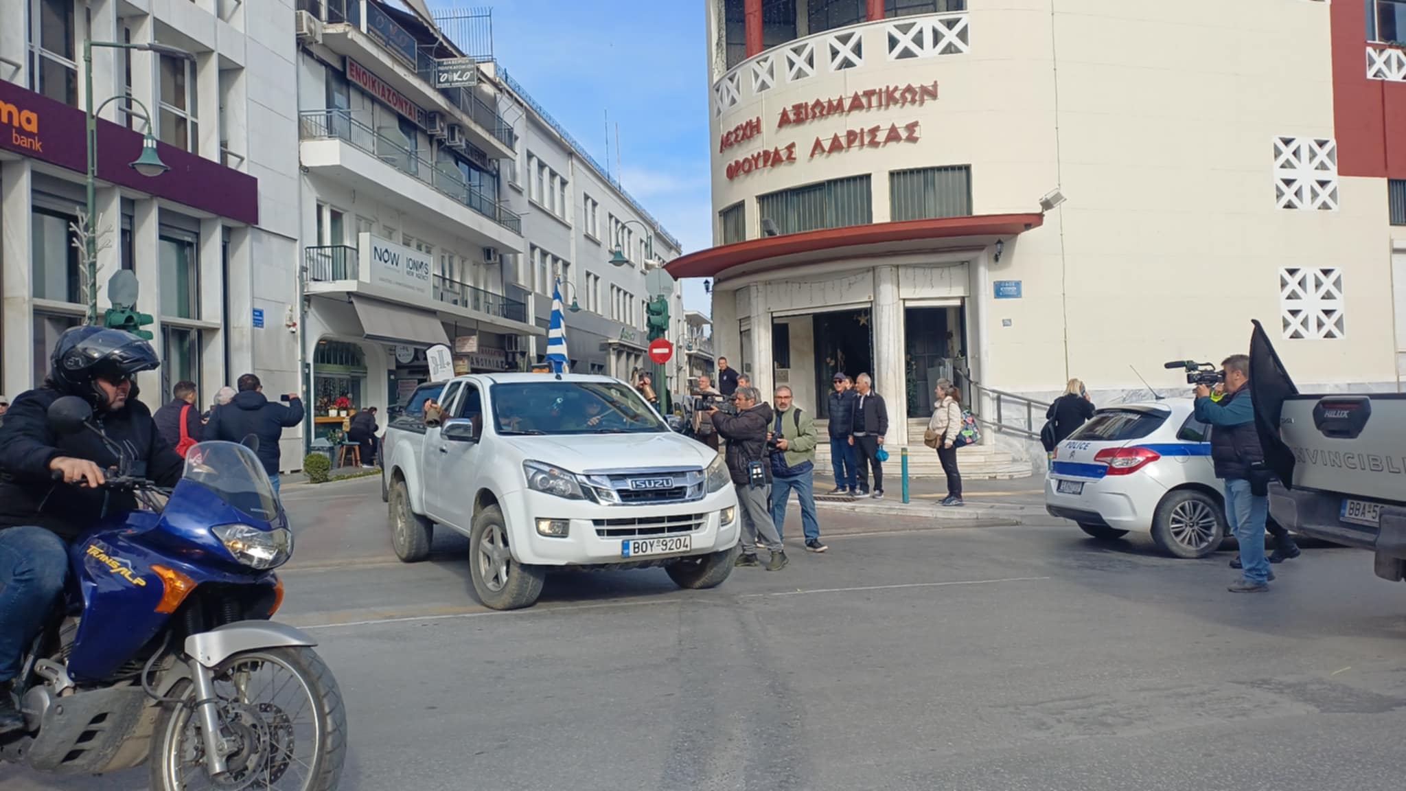 Οργισμένοι κτηνοτρόφοι στην κεντρική πλατεία έχυσαν γάλα και ζωοτροφές (ΦΩΤΟ+video)