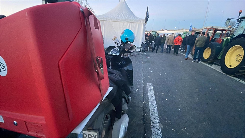 Συμπαράσταση το απόγευμα στο μπλόκο της Νίκαιας από ντελιβεράδες