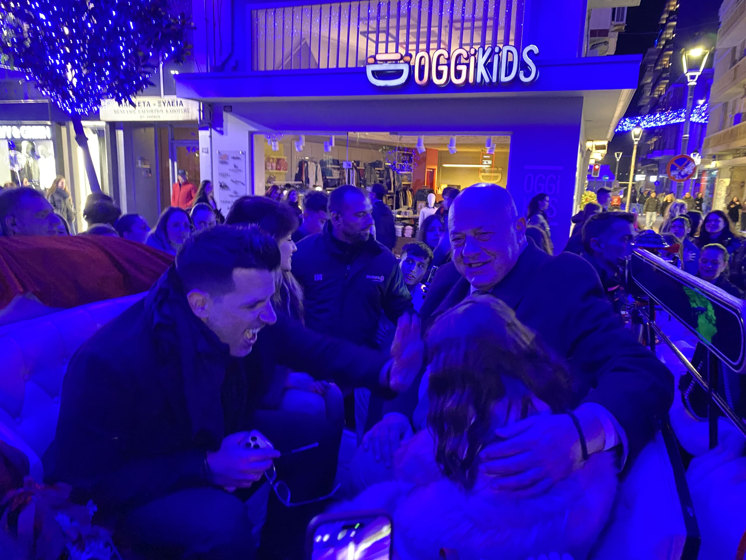 Παραδοσιακή εορταστική βόλτα με άμαξες κάτω από τον μπλε ουρανό με Θεοδωρή Φέρρη, Ανδρομάχη και Αχιλλέα Μπέο