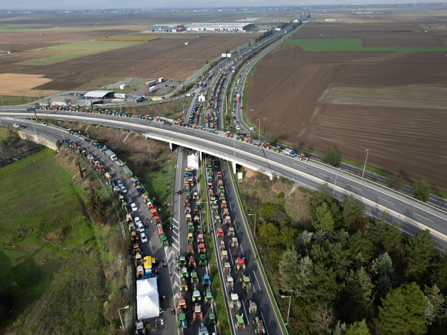 Οι αγρότες κλείνουν σήμερα και το τελωνείο του Προμαχώνα-πάνω από 3500 τρακτερ σε Ε-65, Νίκαια