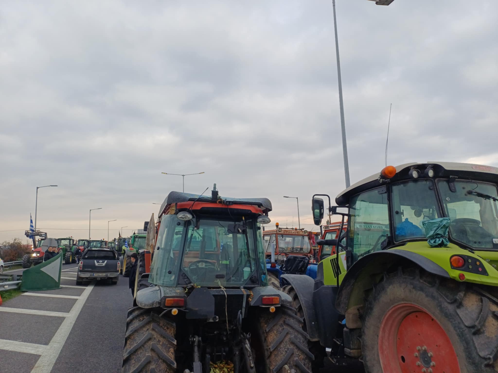 Νεα ενίσχυση στο μπλόκο Νίκαιας με 100 τρακτέρ (ΦΩΤΟ+video)