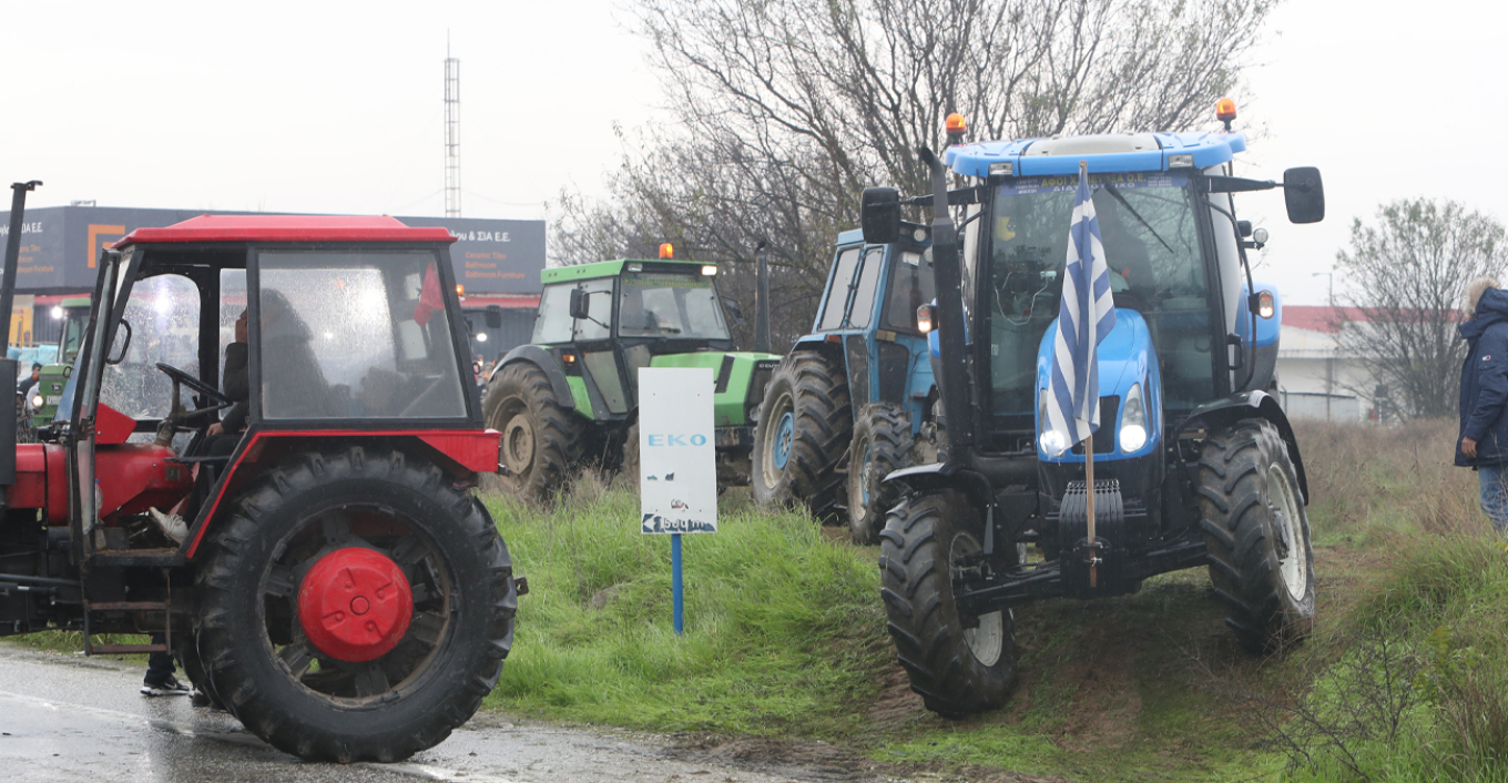 Οι αγρότες έσπασαν τον αστυνομικό φραγμό, θέλουν να στήσουν μπλόκο στο τελωνείο Προμαχώνα, επεισόδια και στο Κιάτο