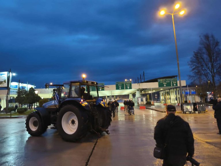 Οι αγρότες έκλεισαν το τελωνείο του Προμαχώνα για φορτηγά -Eπιτρέπεται η διέλευση σε ΙΧ, λεωφορεία και ασθενοφόρα