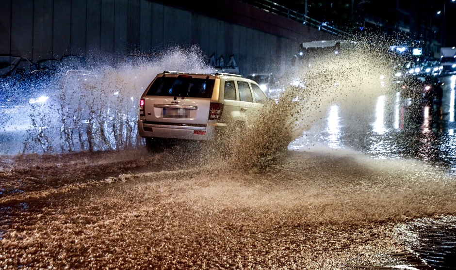 Η κακοκαιρία Byron «σφυροκοπά» την Αττική, δρόμοι ποτάμια και πλημμύρες -112 σε Μάνδρα-Μέγαρα, κλειστή η  Αθηνών-Κορίνθου