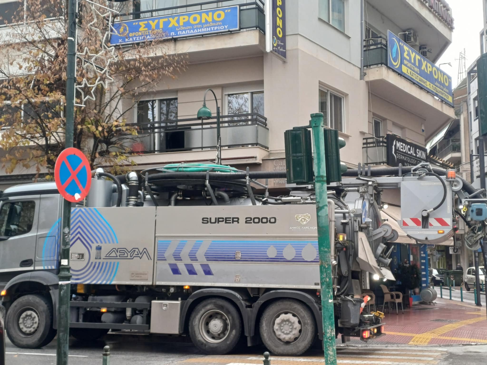 Άνοιξε τρύπα στο οδόστρωμα στο κέντρο της Λάρισας- που οφείλεται (ΦΩTO)