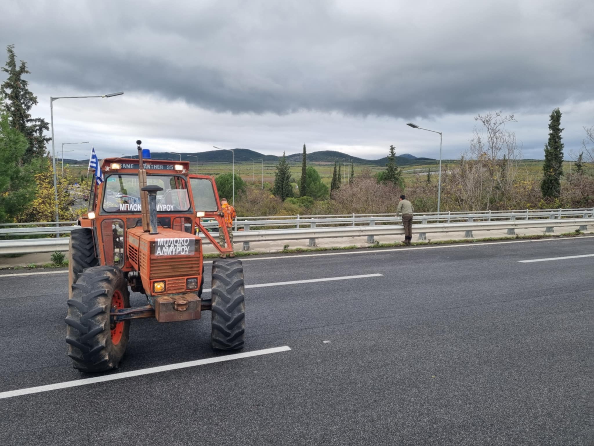 Στήνουν μπλόκο στον ΠΑΘΕ στον κόμβο Μικροθηβών αγρότες του Αλμυρού (ΦΩΤΟ)