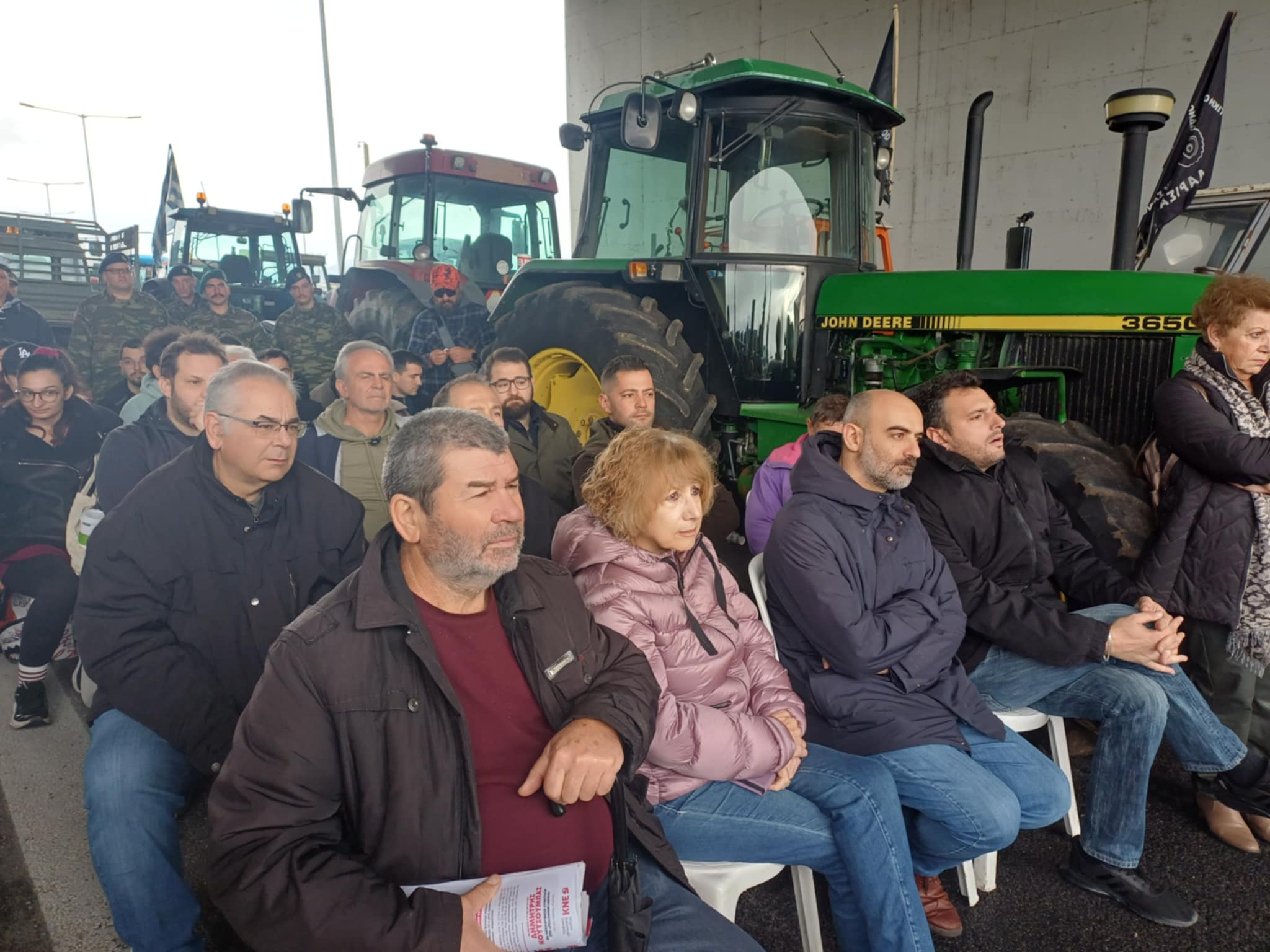 Στο μπλόκο της Νίκαιας ο Κουτσούμπας – Μήνυμα στήριξης στους αγρότες (ΦΩΤΟ-ΒΙΝΤΕΟ)