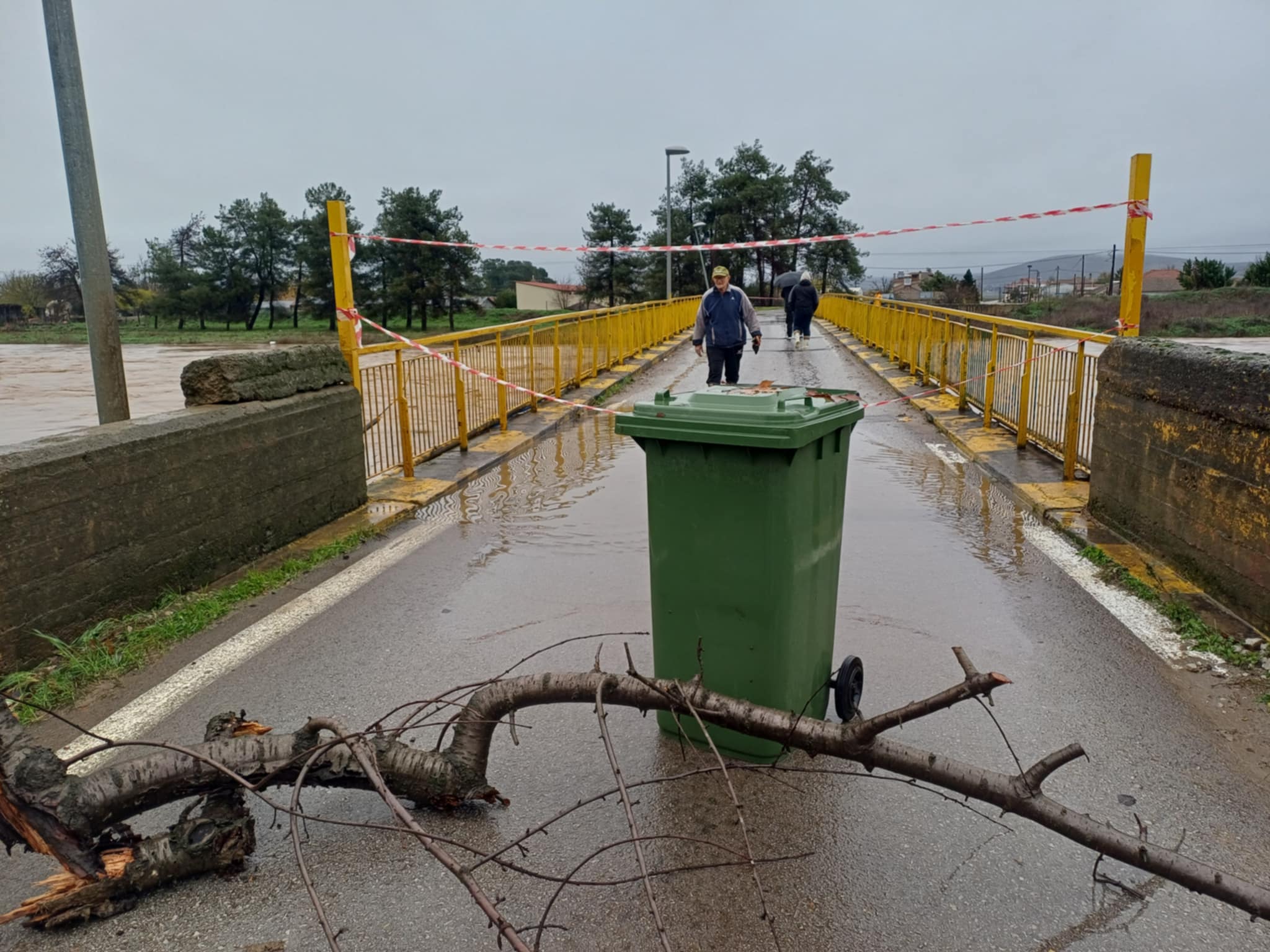 Εικόνες απόλυτης καταστροφής μετά την υπερχείλιση του ποταμού Ενιπέα (βίντεο)