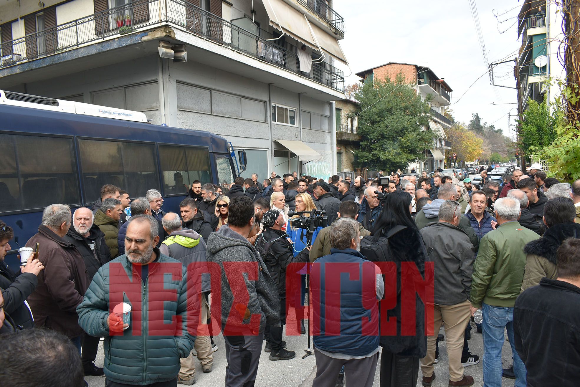 Καρδίτσα: Κινητοποίηση με τρακτέρ από τους αγροκτηνοτρόφους του μπλόκου στο γραφείο του Κ. Τσιάρα (ΦΩΤΟ)