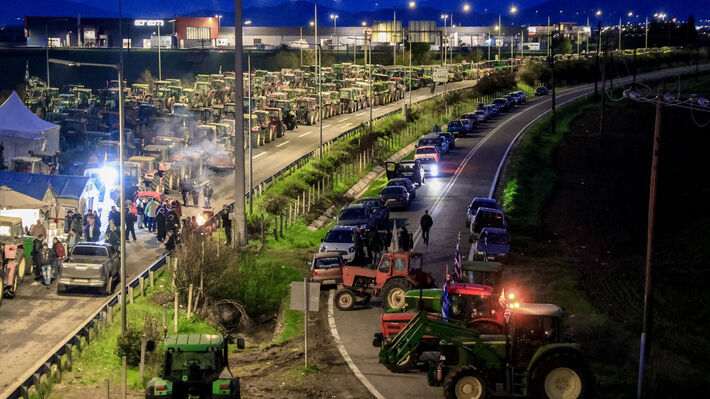 Αγρότες απέκλεισαν τους παραδρόμους στον κόμβο της Νίκαιας – Κλιμακώνουν τον αγώνα τους