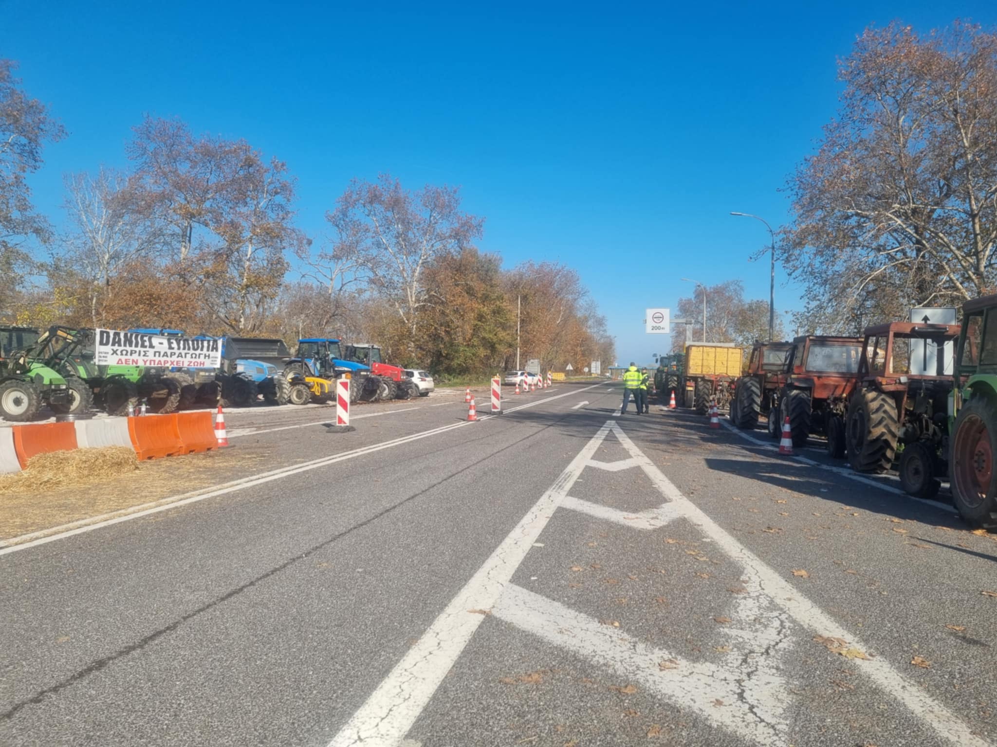 Έκλεισαν την παλιά Εθνική στον κόμβο Πυργετού αγρότες της περιοχής (ΦΩΤΟ)