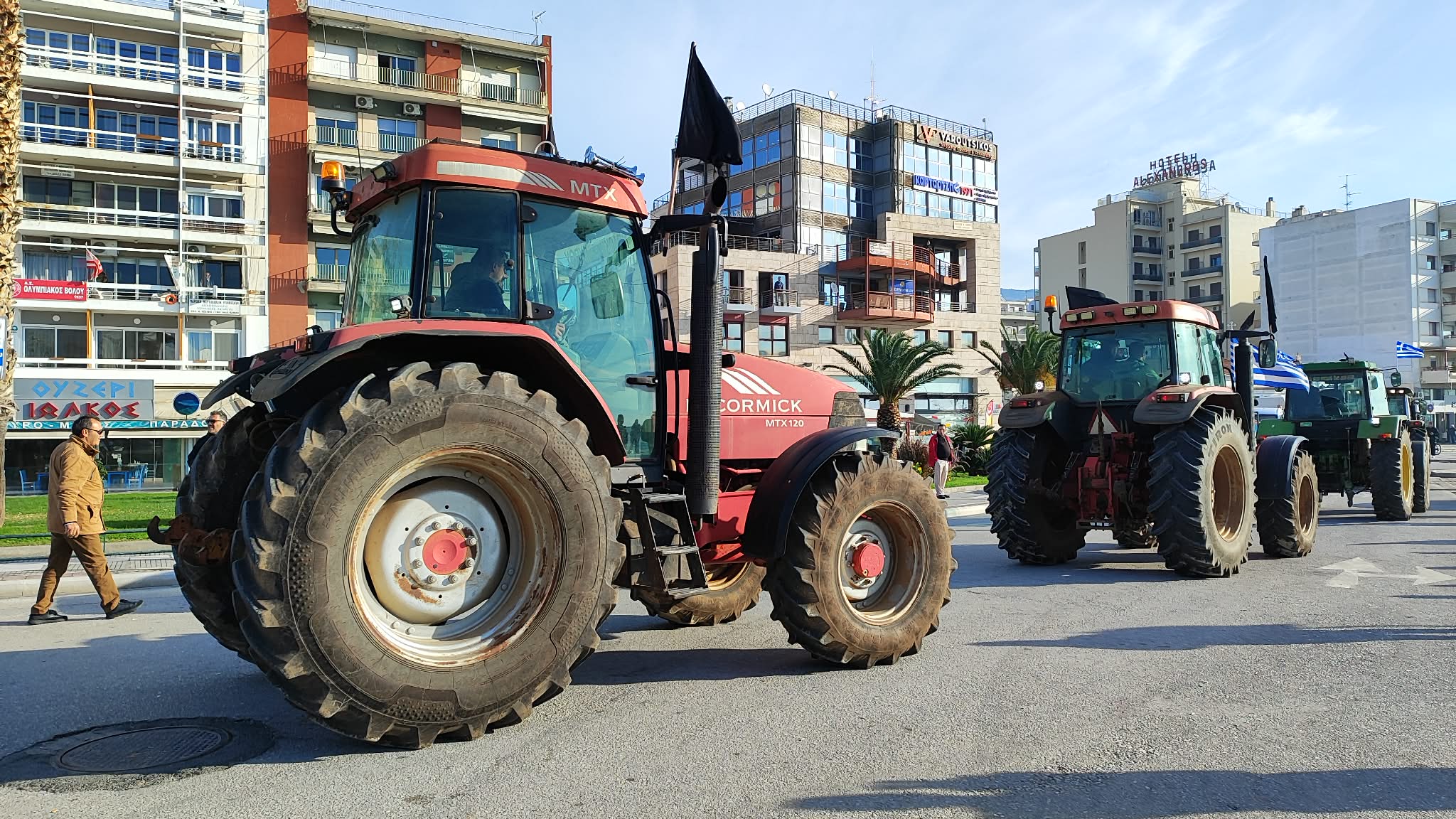 Παρέλαση από τρακτέρ στο λιμάνι Βόλου, οι αγρότες θέλουν να το αποκλείσουν -κλούβες ΜΑΤ στις πύλες (ΦΩΤΟ)