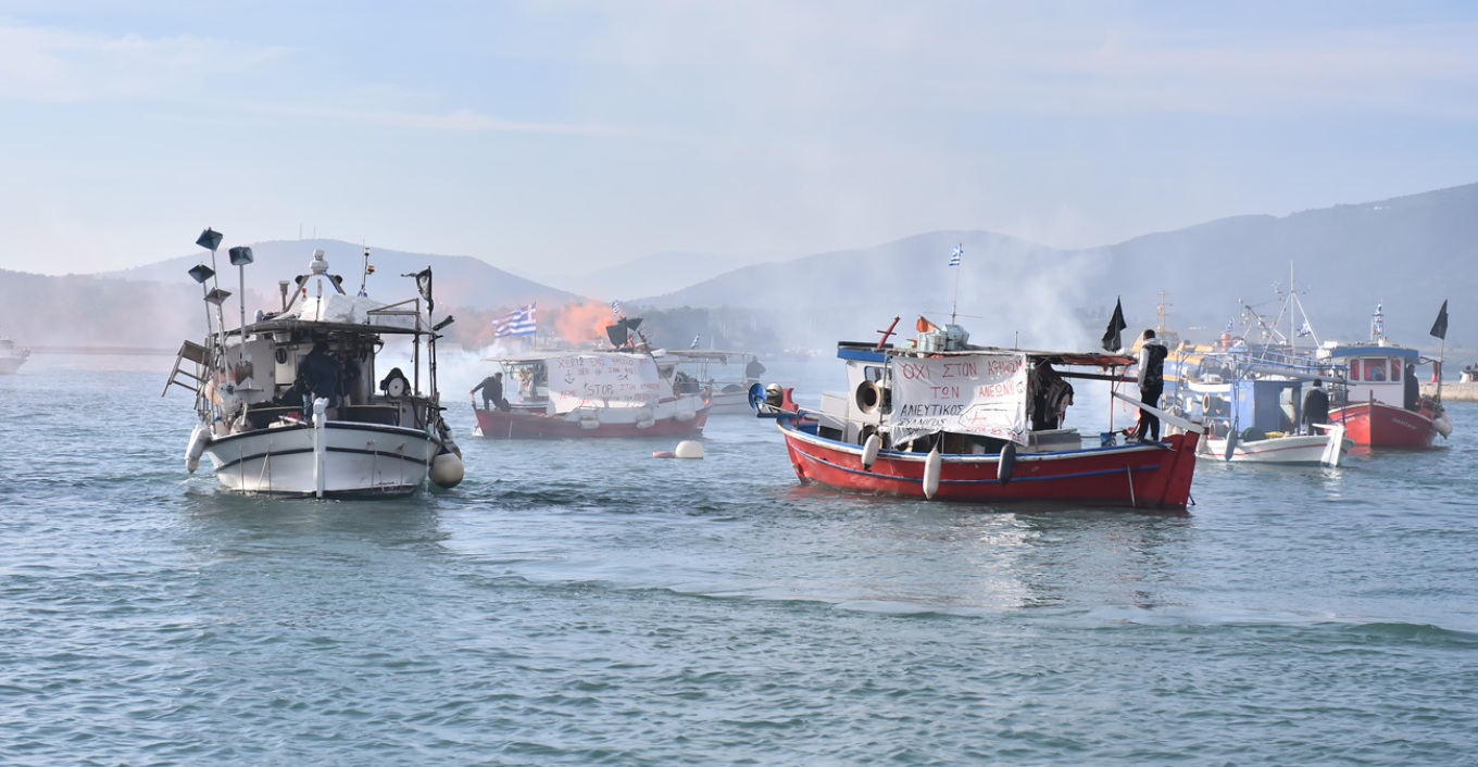 Αποκλεισμένο από στεριά και θάλασσα το λιμάνι του Βόλου -Έφτασαν οι αγρότες με  τρακτέρ και ψαράδες με τα καΐκια (ΦΩΤΟ+video)
