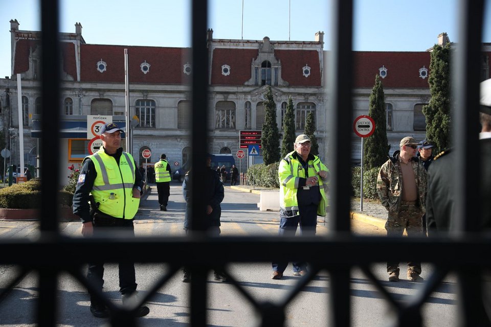 Μπήκαν στη Θεσσαλονίκη με τα τρακτέρ οι αγρότες -Εστησαν μπλόκο έξω από το λιμάνι