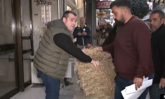 Διαμαρτυρία αγροτών έξω από τα γραφείατων τριών κυβερνητικών βουλευτών στη Λάρισα