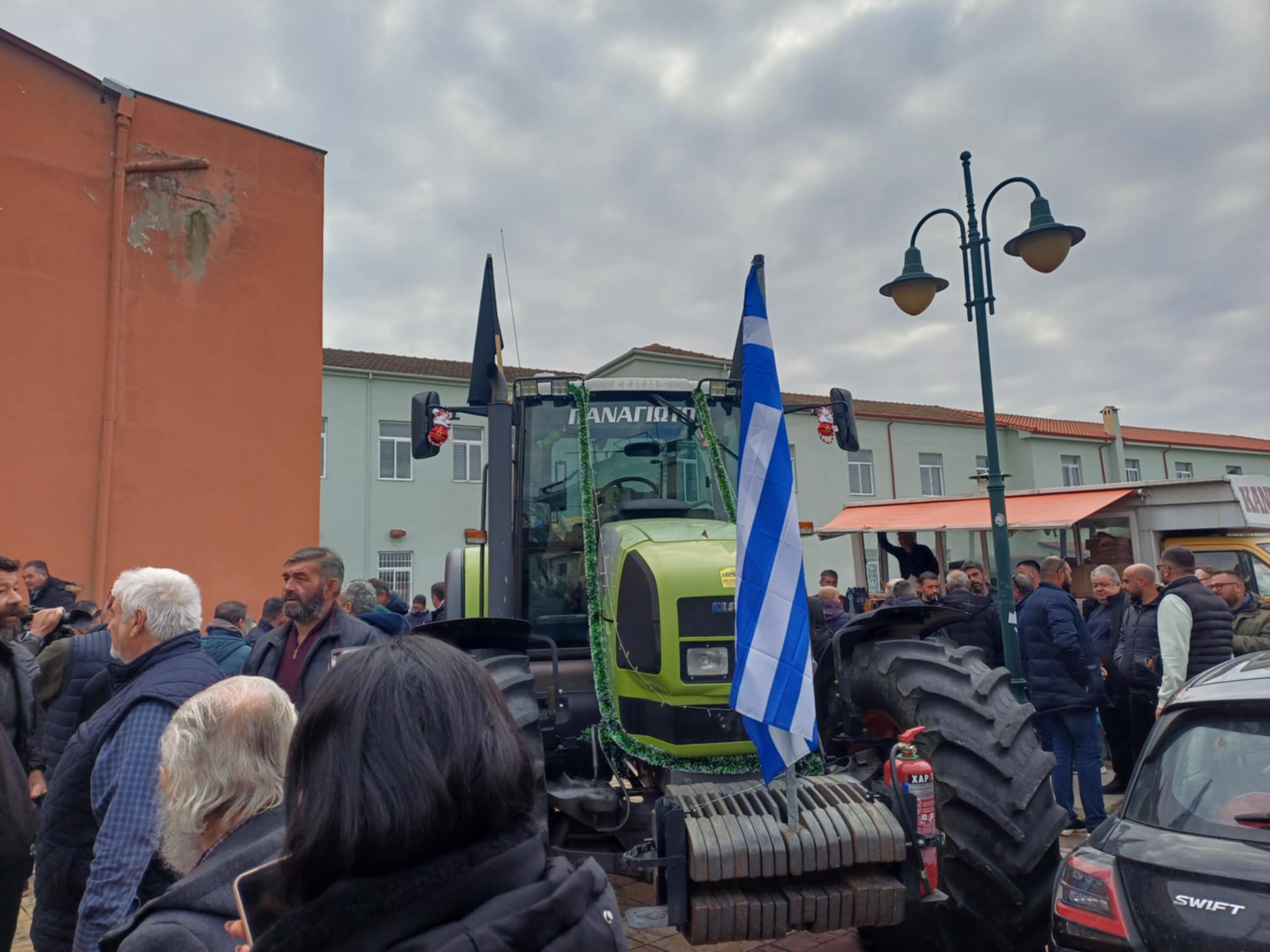 Συγκεβτρώνονται στη Νίκαια οι αγρότες για την κρίσιμη συνεδρίαση- τι θα απαντήσουν στο κάλεσμα του πρωθυπουργού (ΦΩΤΟ)