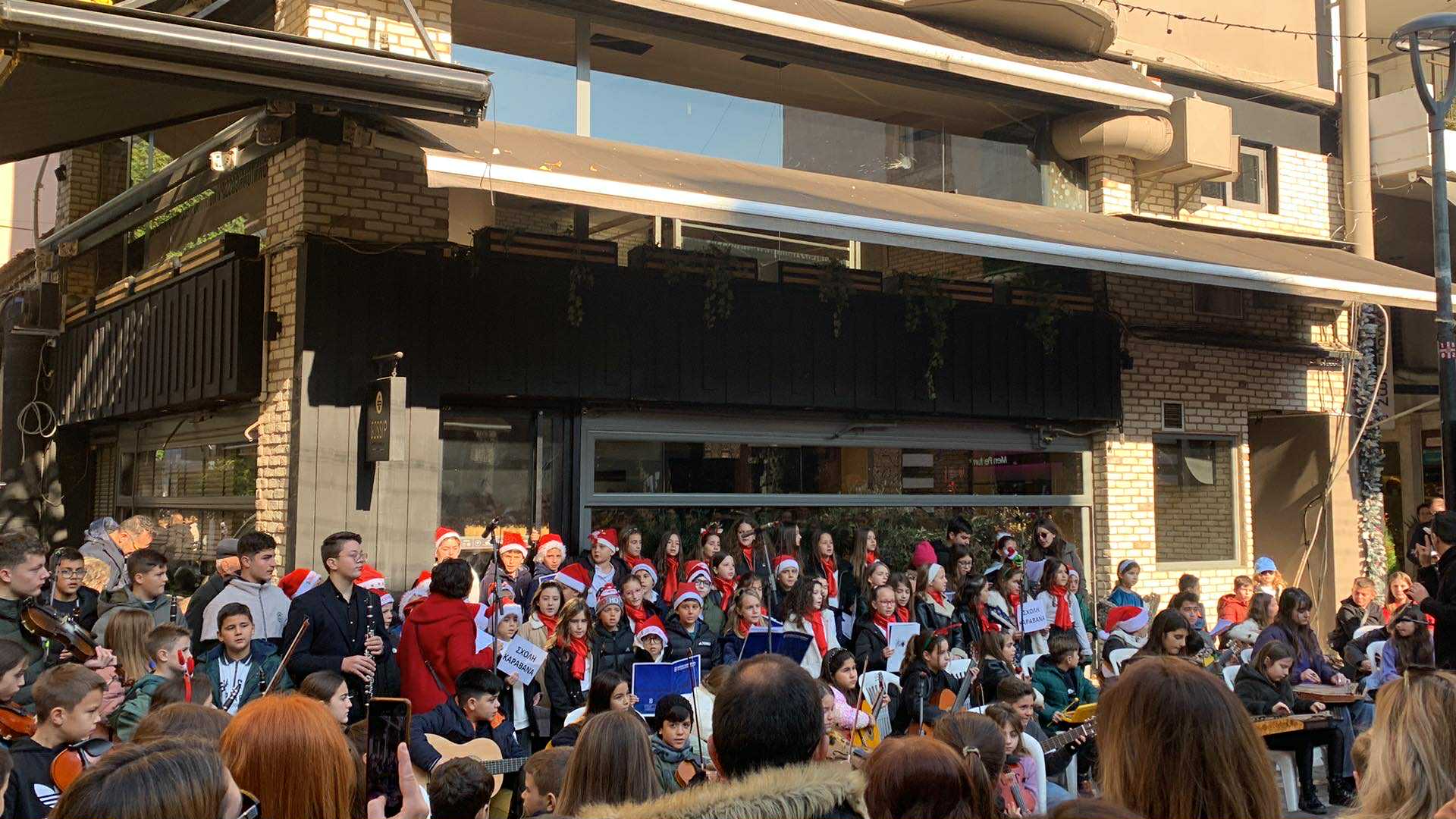 Κάλαντα από όλη την Ελλάδα στο εμπορικό κέντρο της Λάρισας (ΦΩΤΟ)