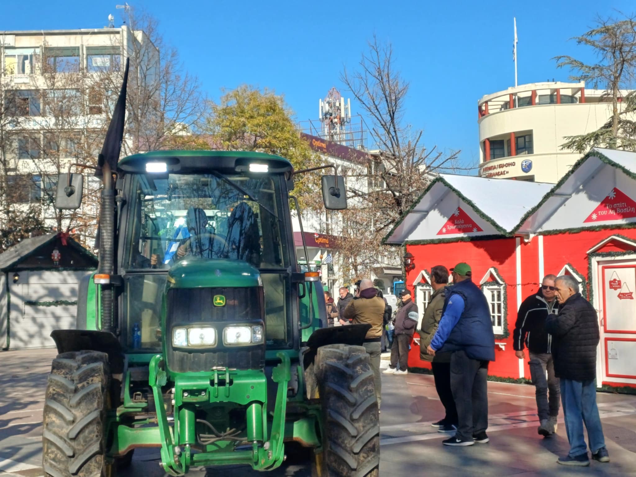 Τρακτερ πολιορκούν το κέντρο της Λάρισας- συλλαλητήριο αλληλεγγύης στους τρεις αγρότες που δικάζονται (ΦΩΤΟ+video