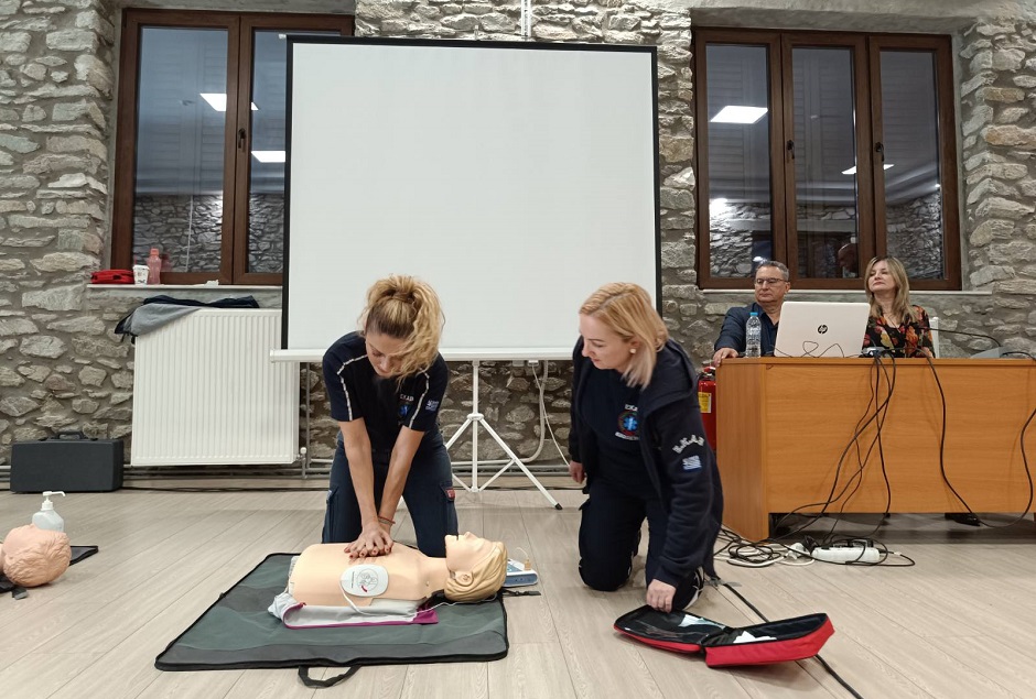 Παράδοση - παραλαβή Αυτόματων Εξωτερικών Απινιδωτών σε σχολικές μονάδες του Δήμου Ελασσόνας από την περιφέρεια