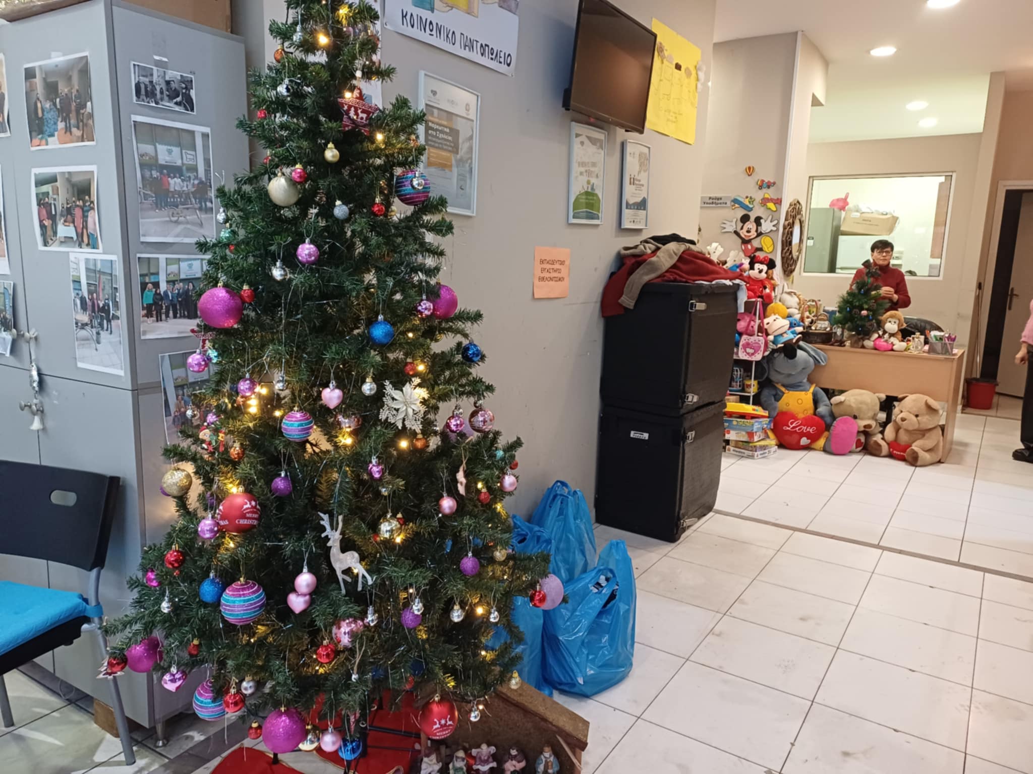 Ξεκίνησε η διανομή του χριστουγεννιάτικου πακέτου του Κοινωνικού Παντοπωλείου του Δήμου Λαρισαίων (ΦΩΤΟ)