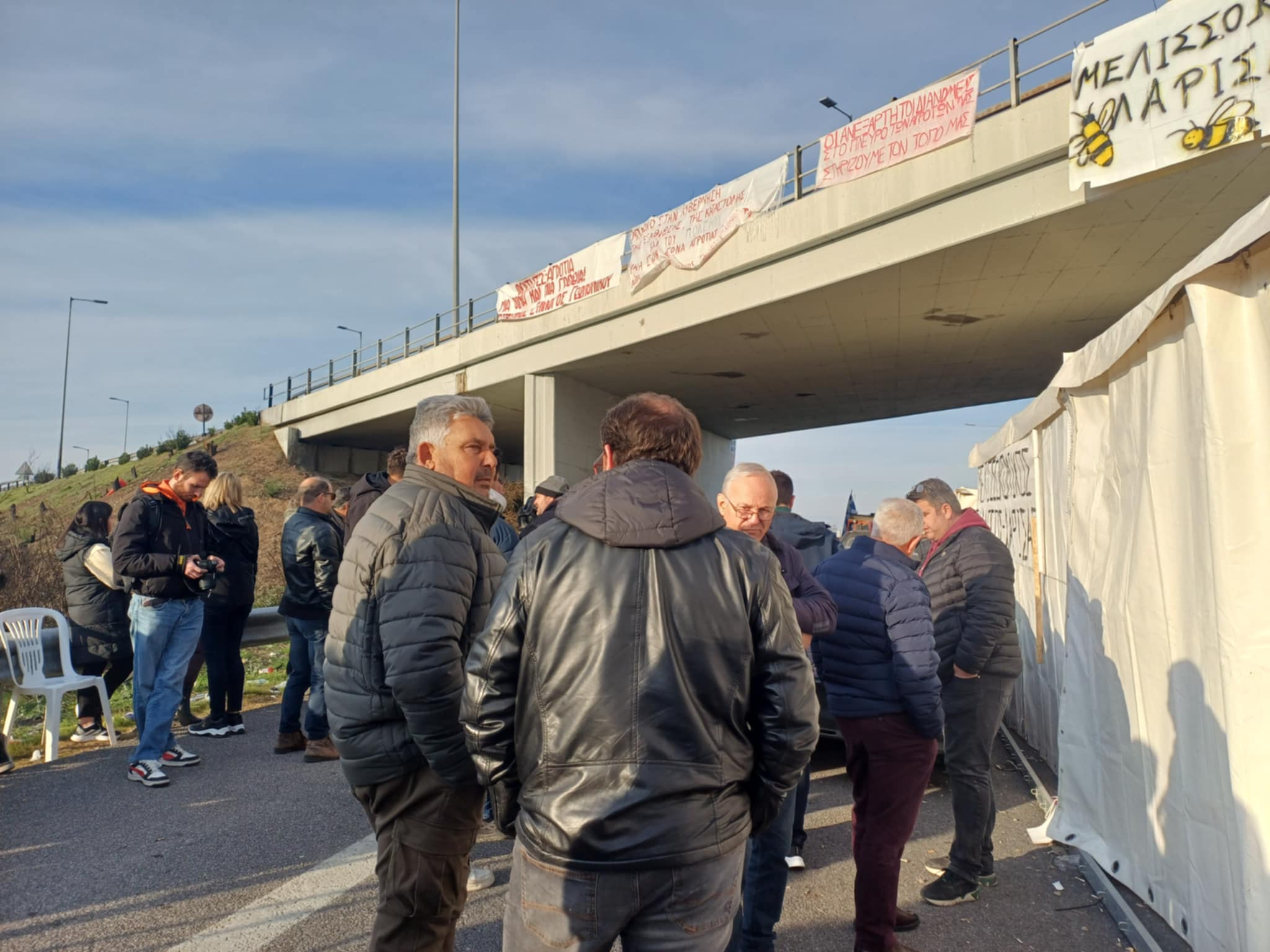 Έκλεισαν στον Πλατύκαμπο και την παλιά ΕΟ Λάρισας- Βόλου οι αγρότες (ΦΩΤΟ+video)